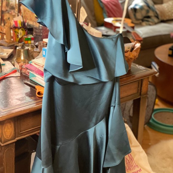 Halston. Stand out in the crowd! Cocktail/Party Dress - Picture 2 of 9